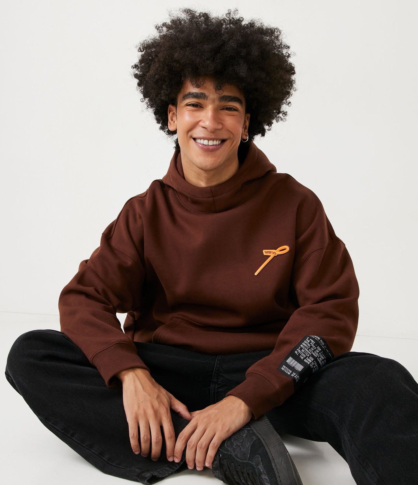 Sudadera con capucha cerrada de algodón con estampado de foca marrón "Peligro