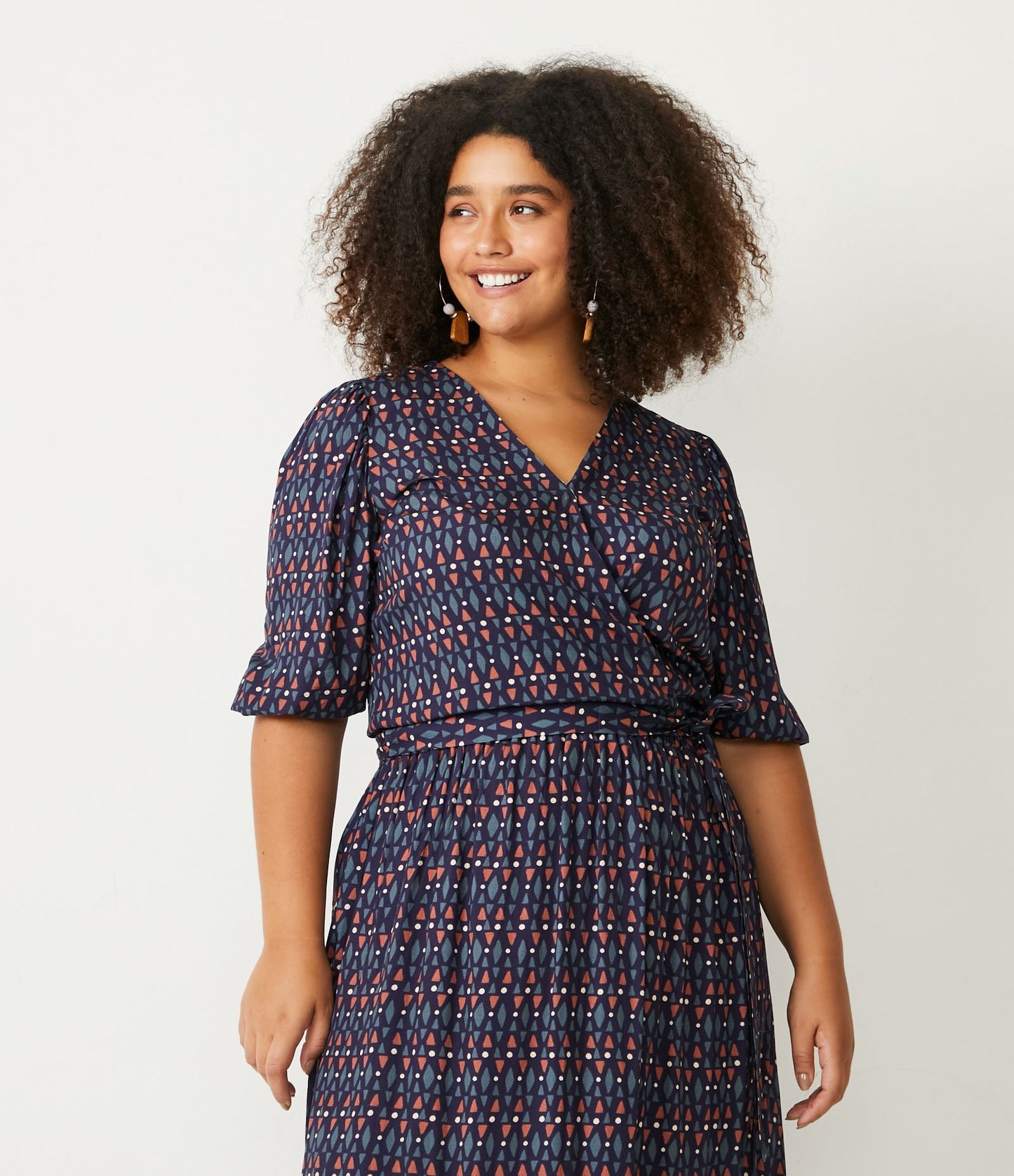 Blusa de viscosa con estampado étnico y detalle de lazo, Curvas y tallas grandes, Azul