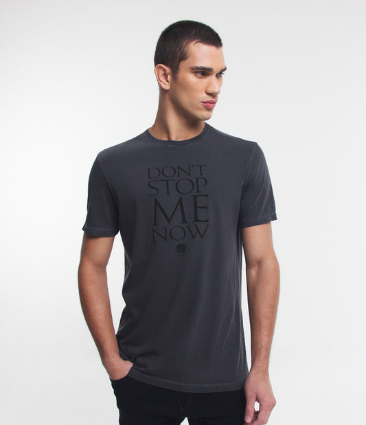 Camiseta Comfort Cotton com estampa "Queen Don't Stop Me Now" em cinza