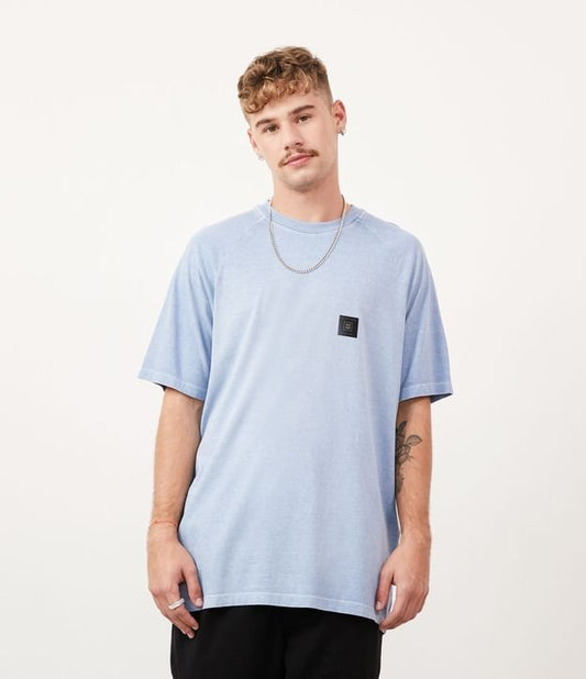 Camiseta de algodão lavado com bordado em azul desbotado