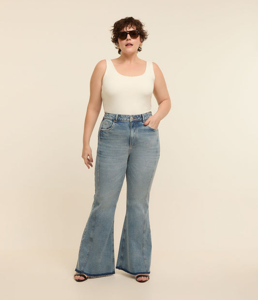 Jeans flare elasticizzati con lavaggio chiaro - Curve e taglie forti