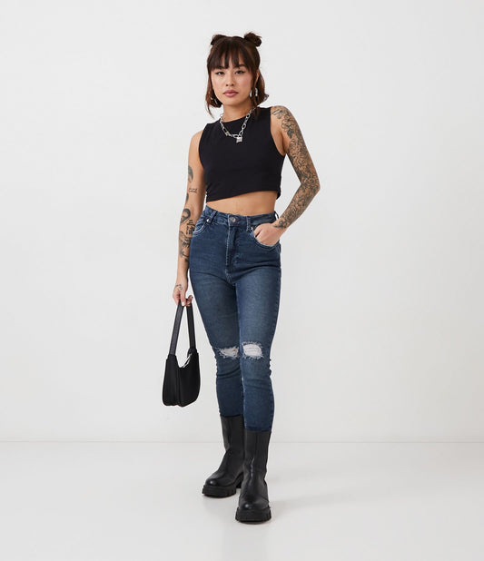 Calça jeans skinny azul com rasgos no joelho