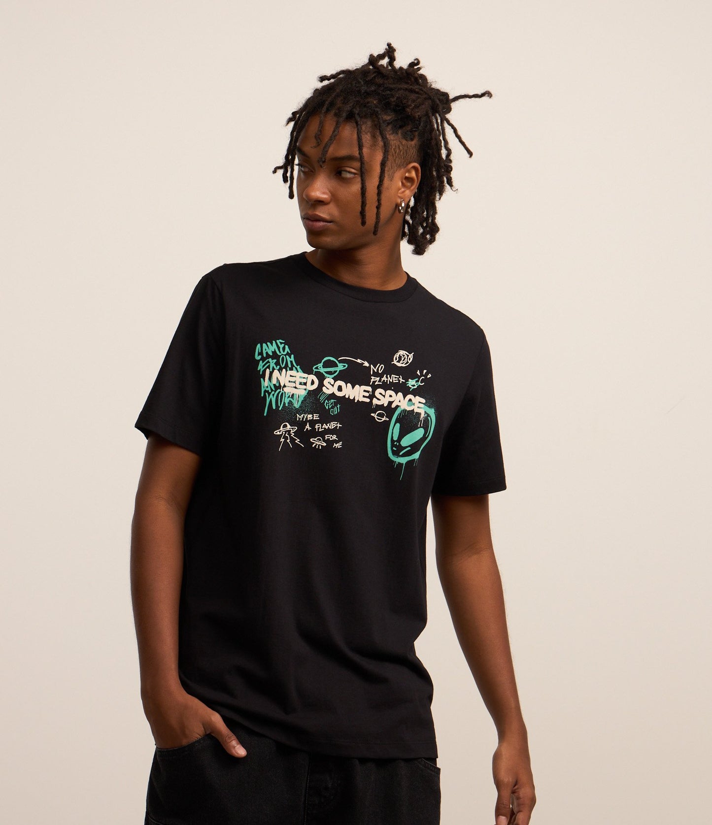 Camiseta regular fit de algodón con estampado alienígena y letras negras