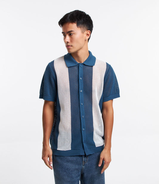 Camisa com efeito de crochê em ponto aberto com blocos de cores azuis