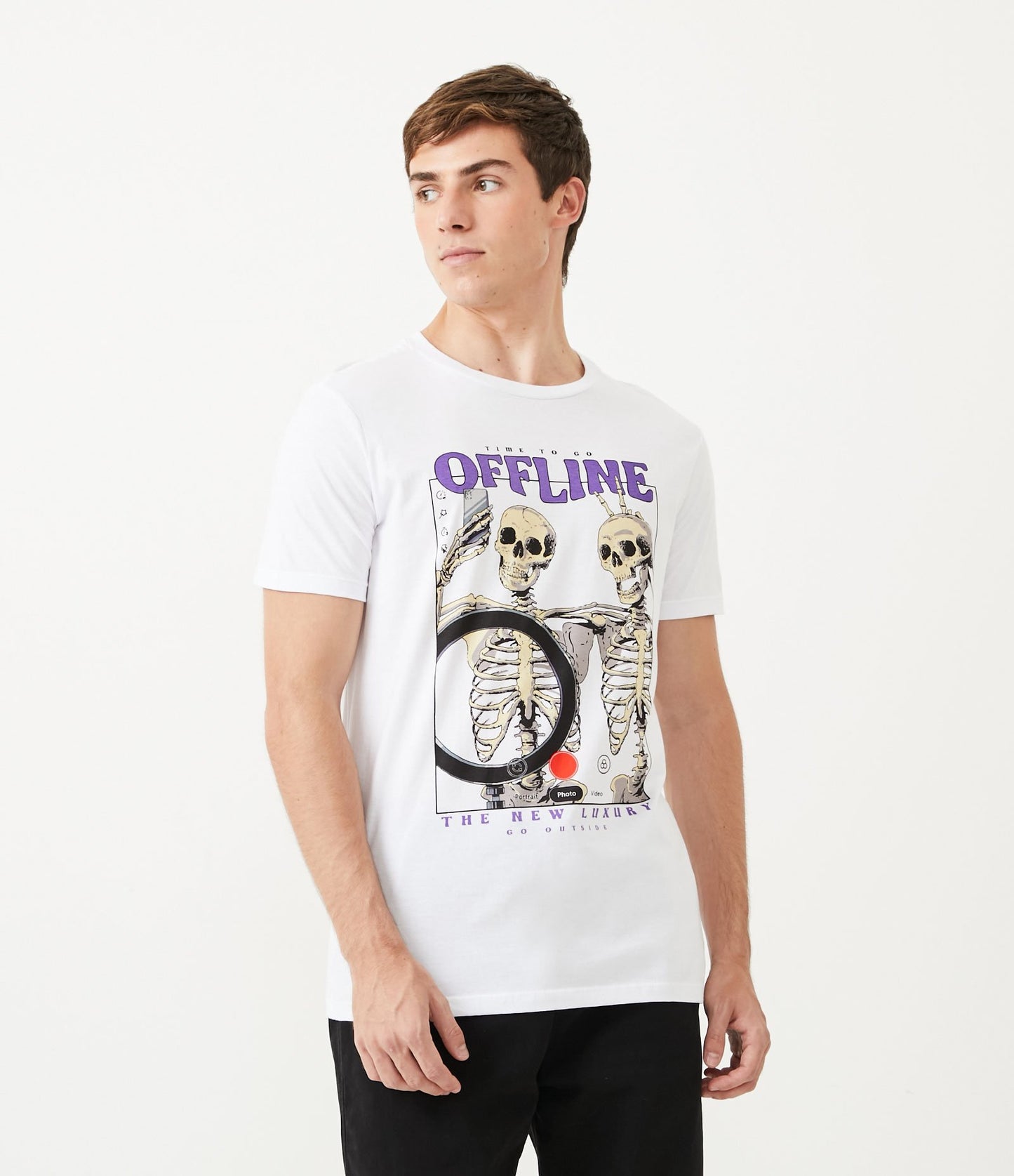 Camiseta de manga corta con estampado de calavera y letras delanteras en blanco
