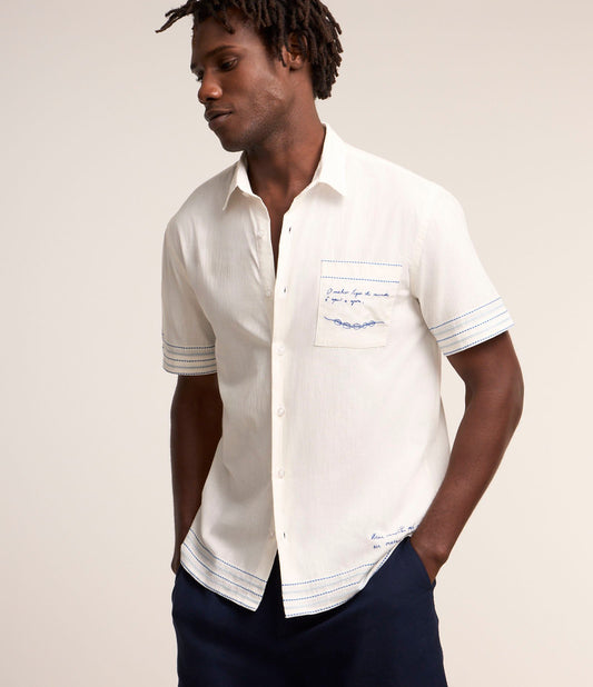 Camicia tricolore bianca con ricamo "Meu Caminho Eu Mesmo Traço" di Gilberto Gil