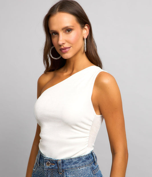 Body branco de um ombro só com franzido lateral