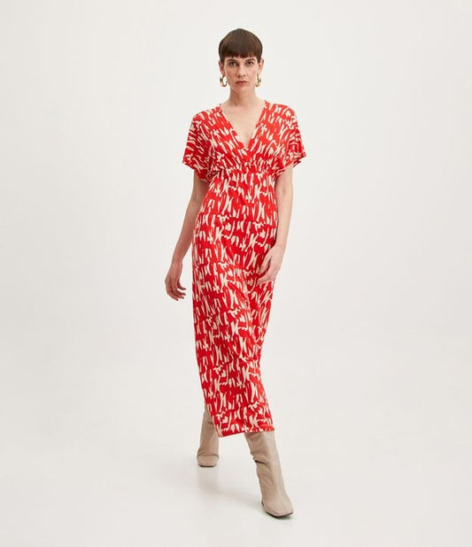 Vestido midi de malha texturizada com recorte no busto e estampa abstrata vermelha