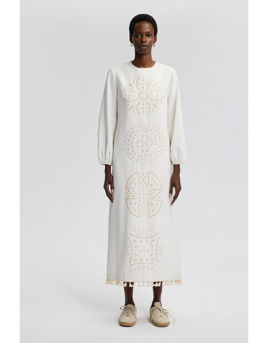 Vestido bordado com textura de linho