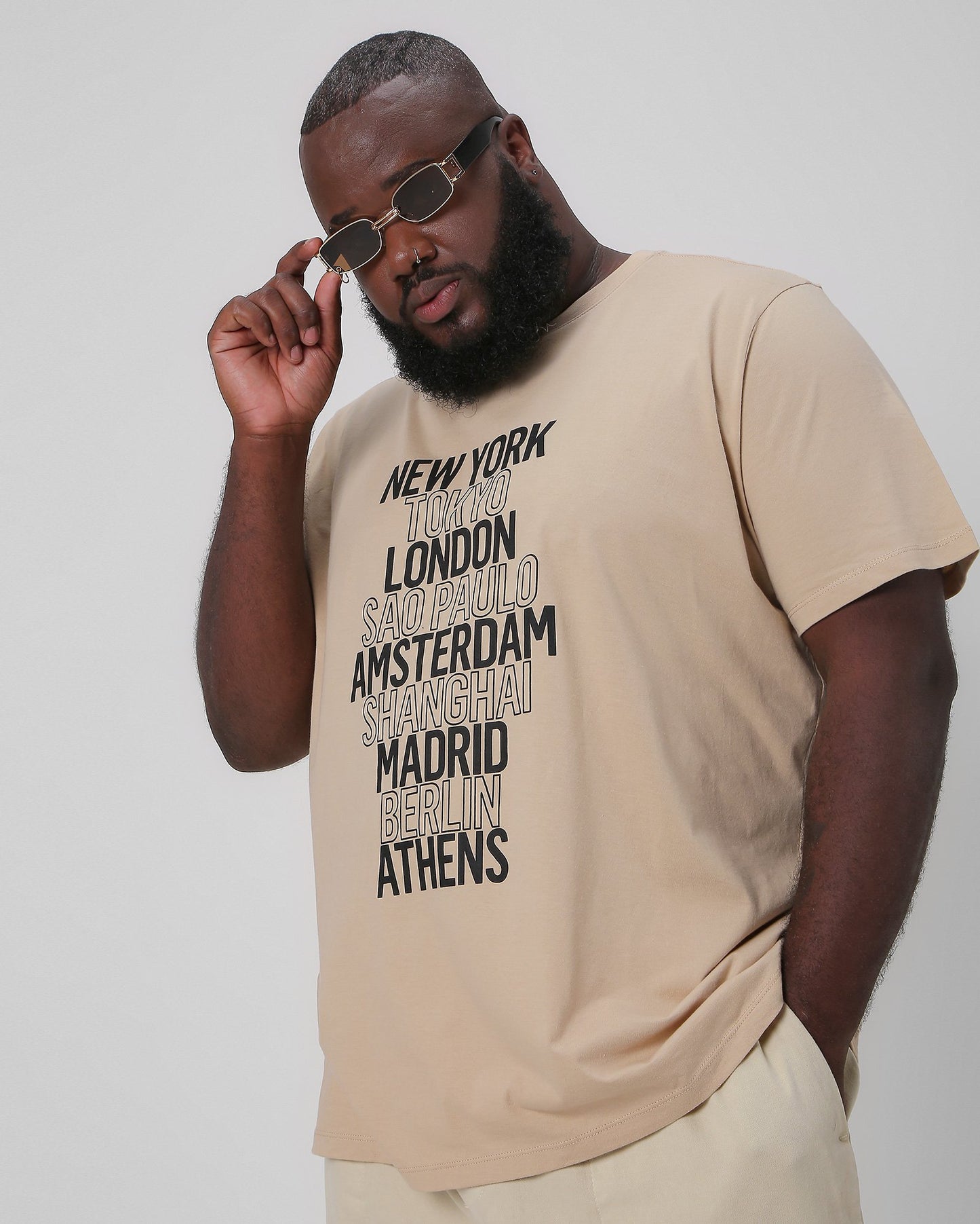 Camiseta masculina plus size bege Metrópoles | Allman By Riachuelo