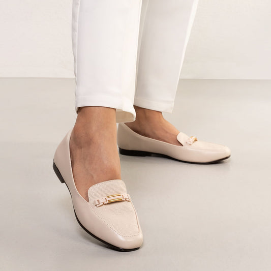 Loafers femininos com acabamento texturizado em off-white