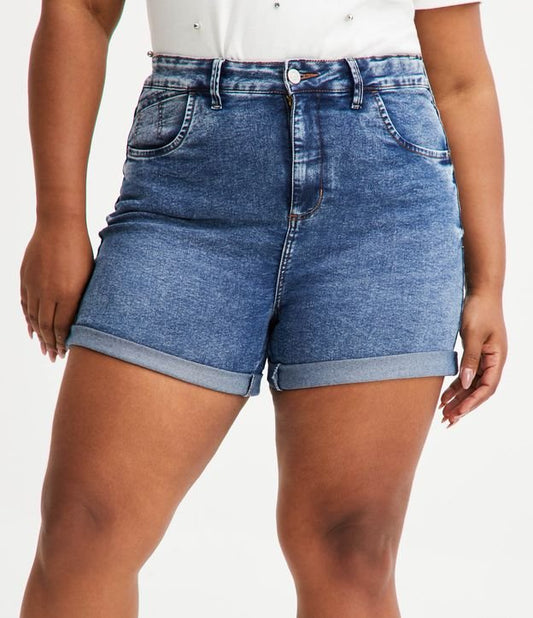 Curve & Plus Size Blue Boyfriend Jeans Shorts com bainha enrolada