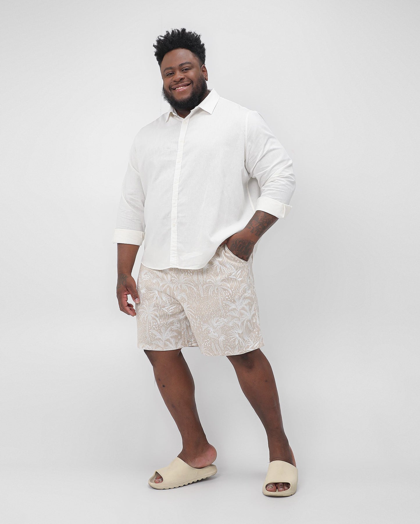 Shorts masculinos de linho plus size com estampa de palmeira em bege | Original Plus by Riachuelo