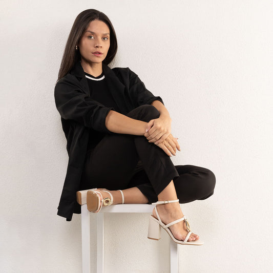 Sandálias femininas de salto alto em bloco na cor off-white da Vizzano