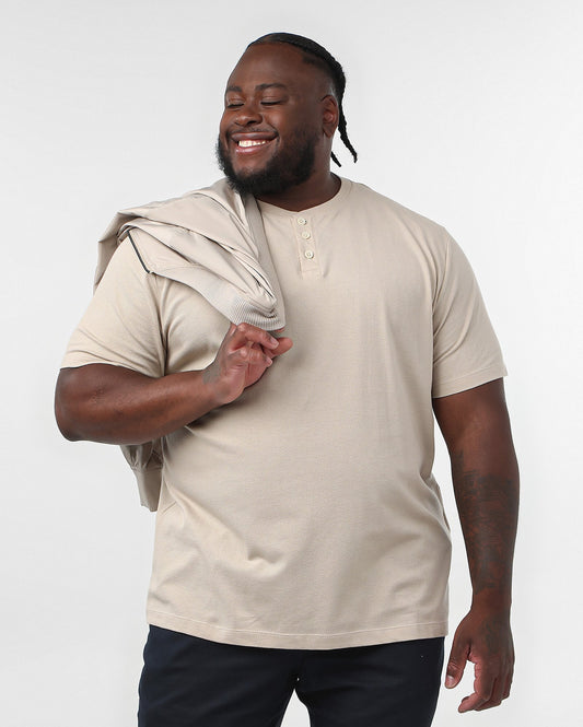 Camiseta masculina plus size com gola mandarim bege Piquet | Original Plus da Riachuelo