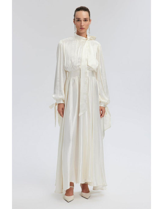 Vestido de cetim com detalhes em gravata