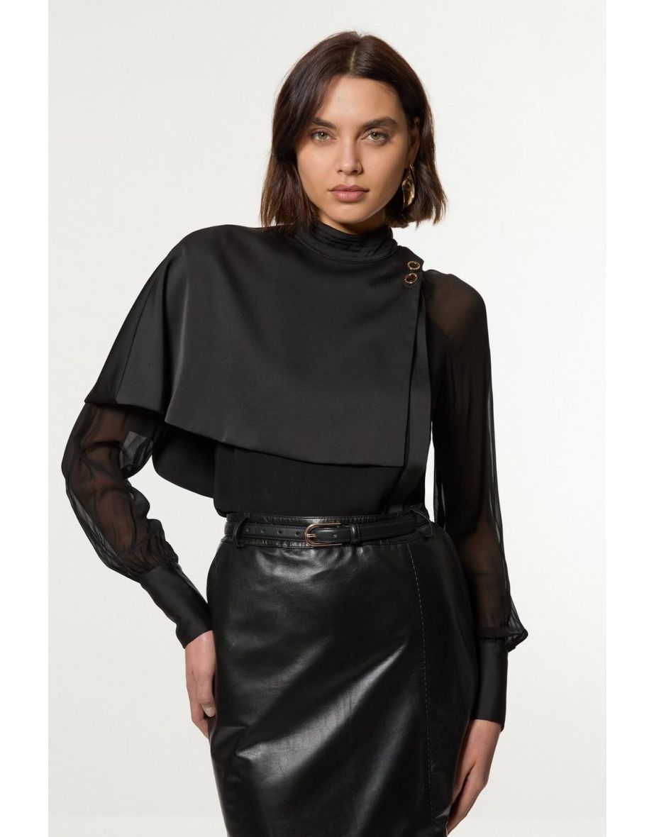 Camisa alta tejida estilo militar con detalle de capa de raso transparente