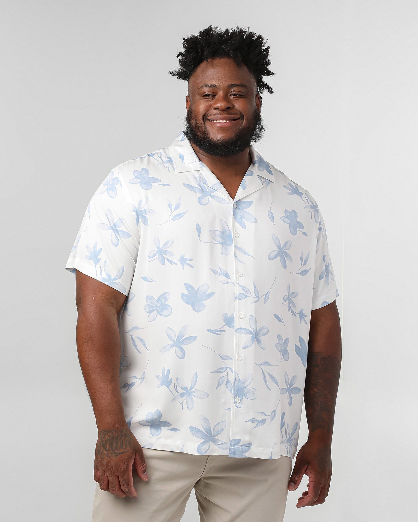 Camisa masculina plus size de manga curta Tropical Floral em branco | Original Plus da Riachuelo