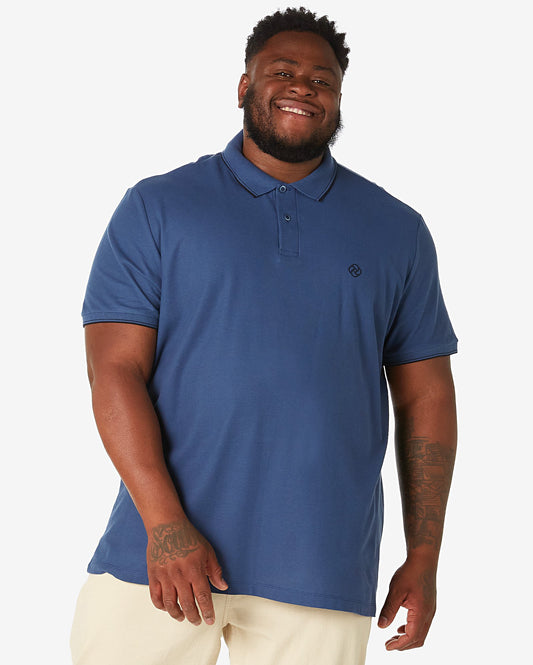 Camisa polo masculina de manga curta azul escuro plus size da Allman para Riachuelo