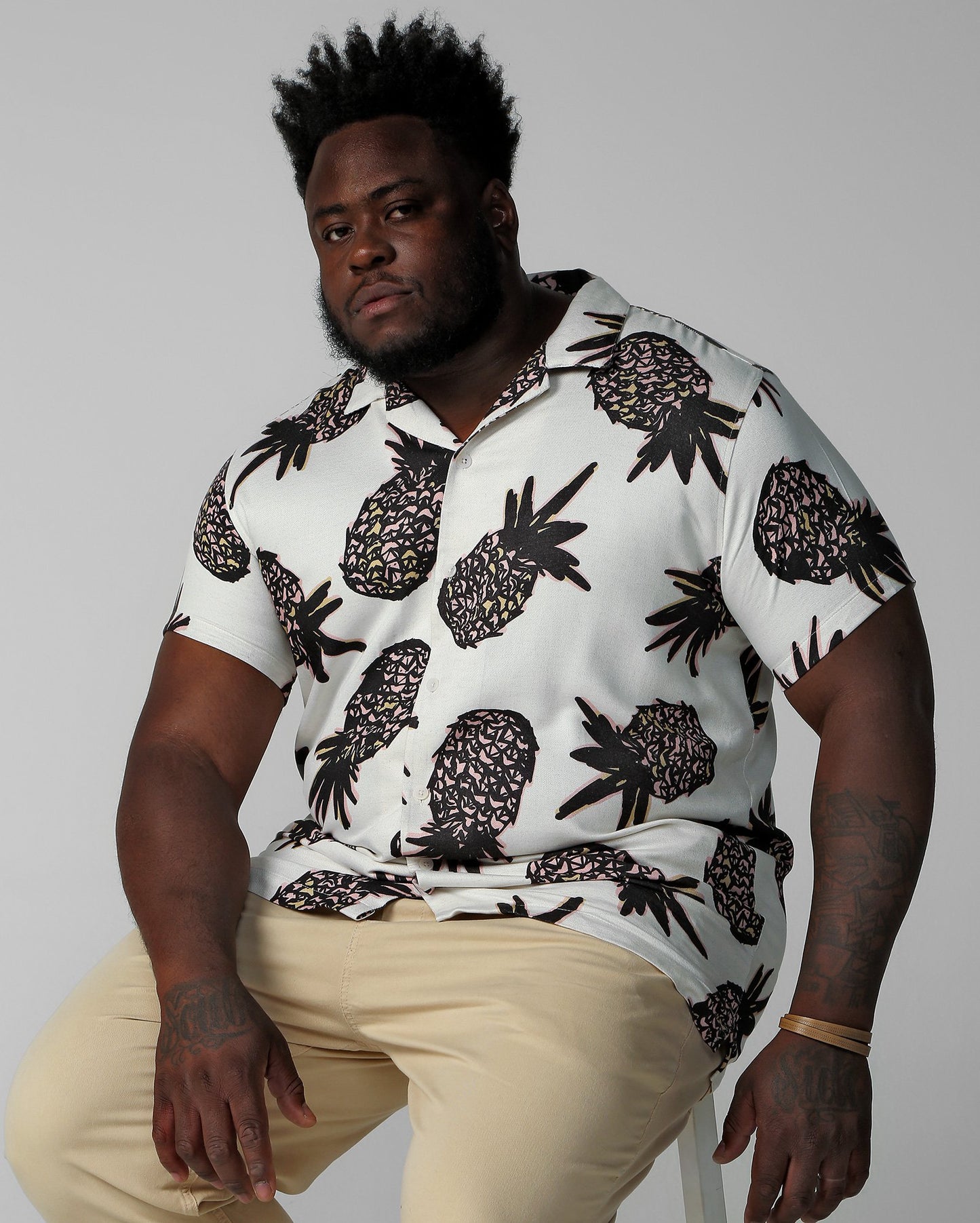 Camisa masculina plus size de manga curta com estampa de abacaxi em viscolinen bege da Allman para Riachuelo