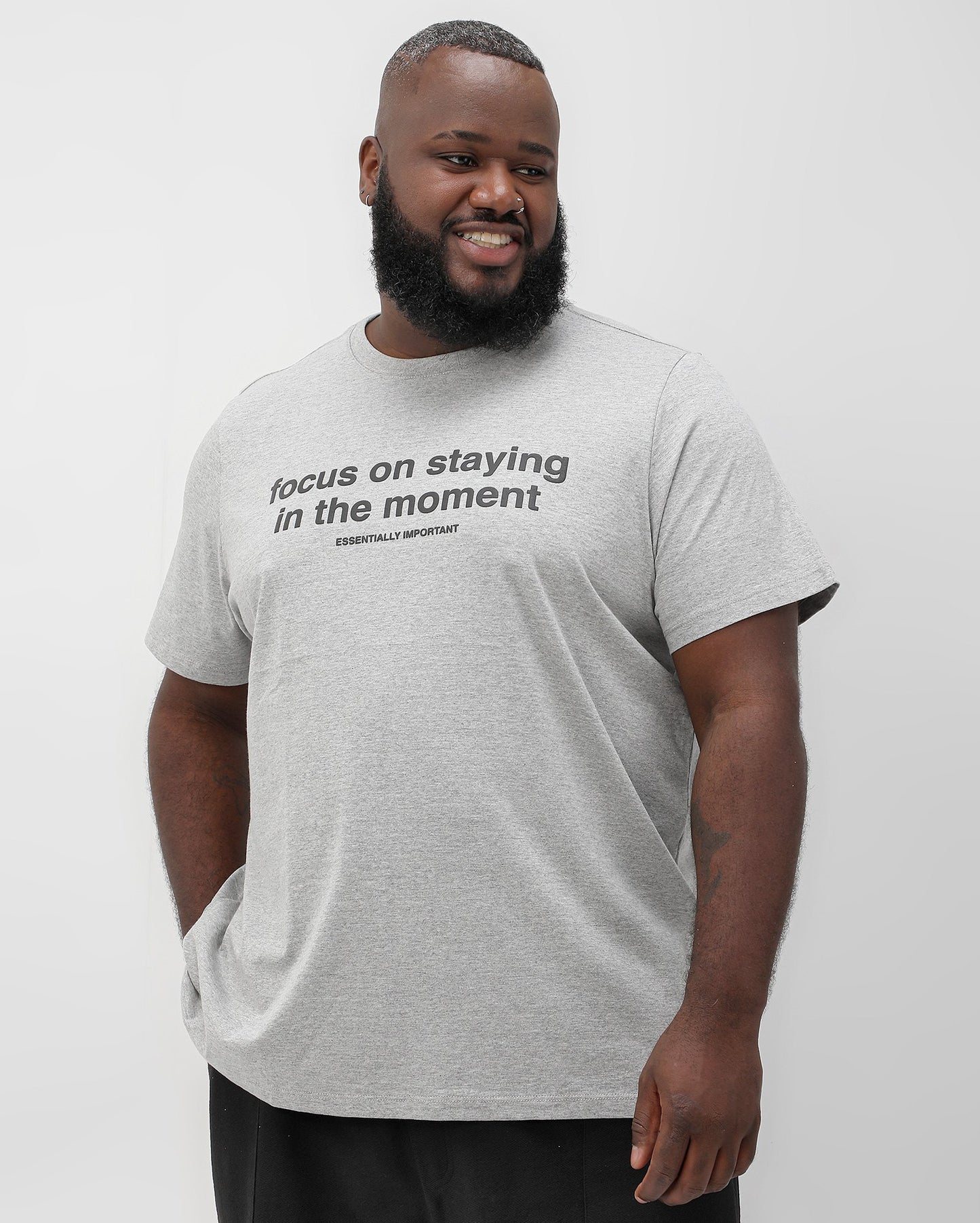 Camiseta masculina plus size cinza com letras | Allman By Riachuelo