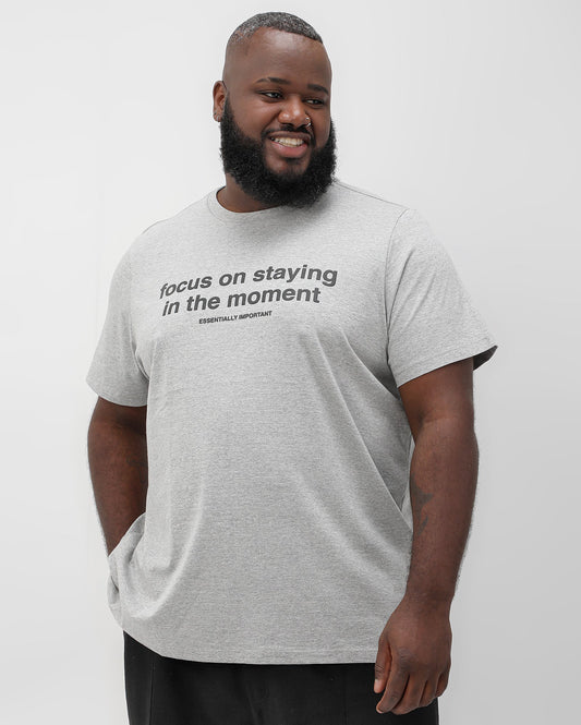 Camiseta masculina plus size cinza com letras | Allman By Riachuelo