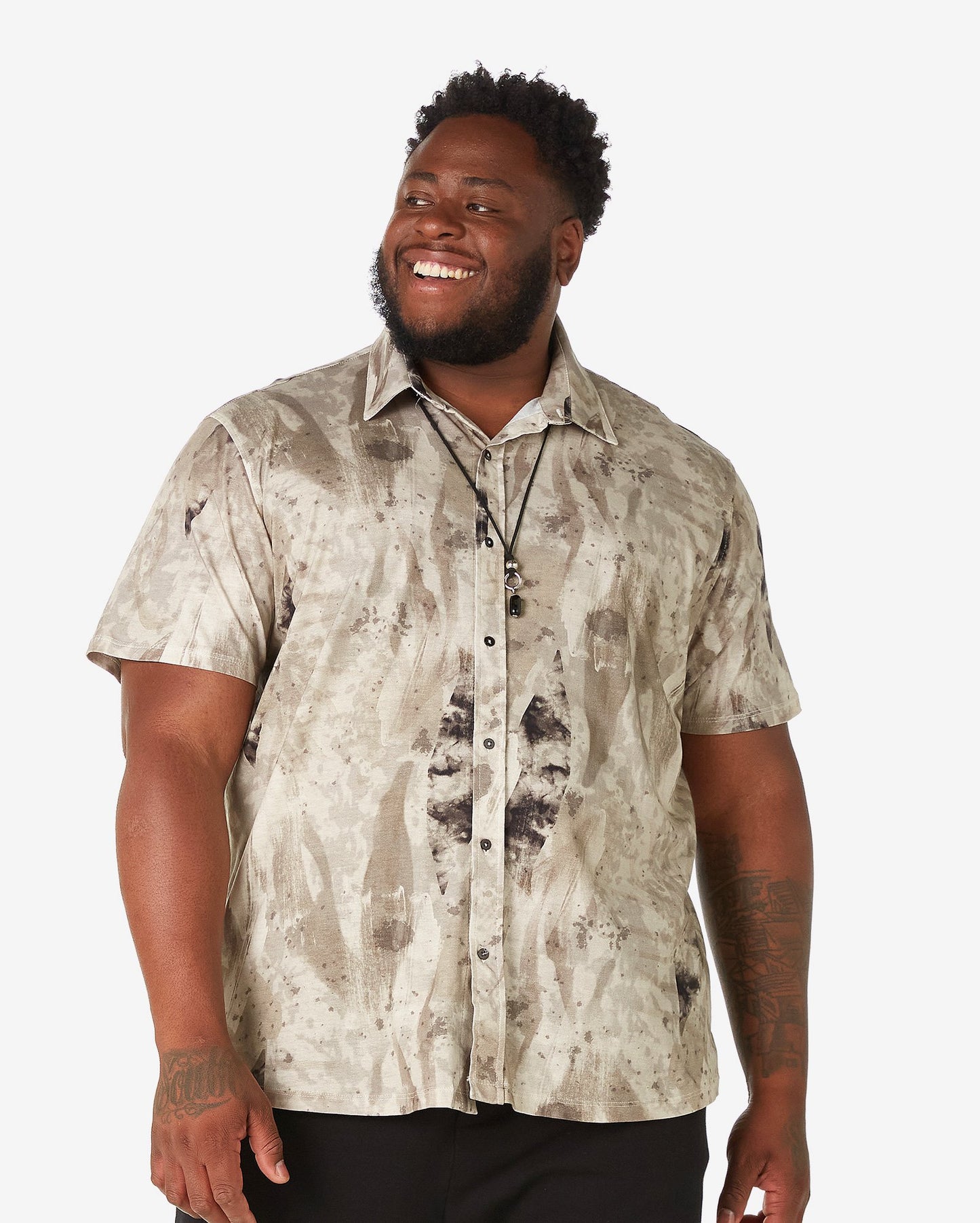 Camisa masculina plus size de manga curta com botões e gola esporte cinza abstrata - Allman by Riachuelo