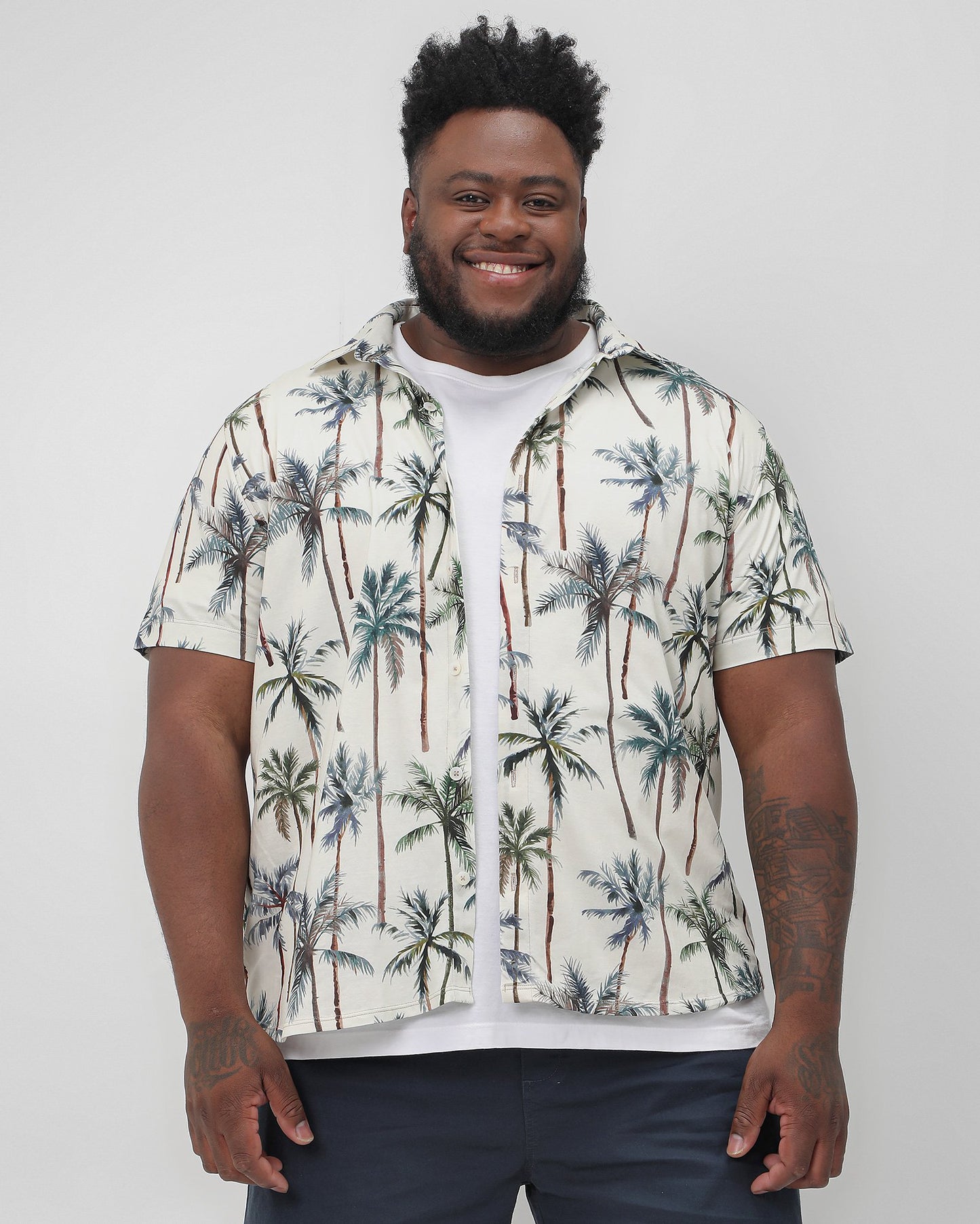 Camisa Masculina Plus Size Palm Tree em Bege | Allman by Riachuelo