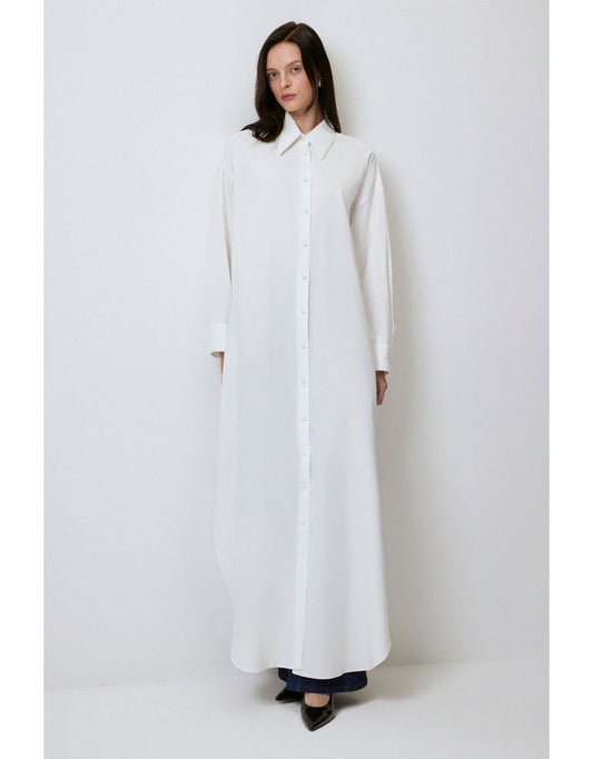 Vestido com camisa de tamanho grande e fenda