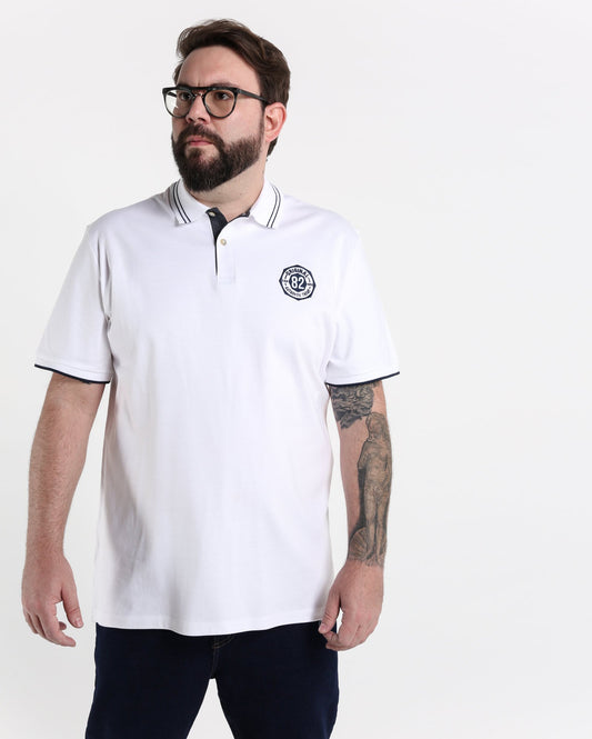 Camisa polo branca bordada plus size