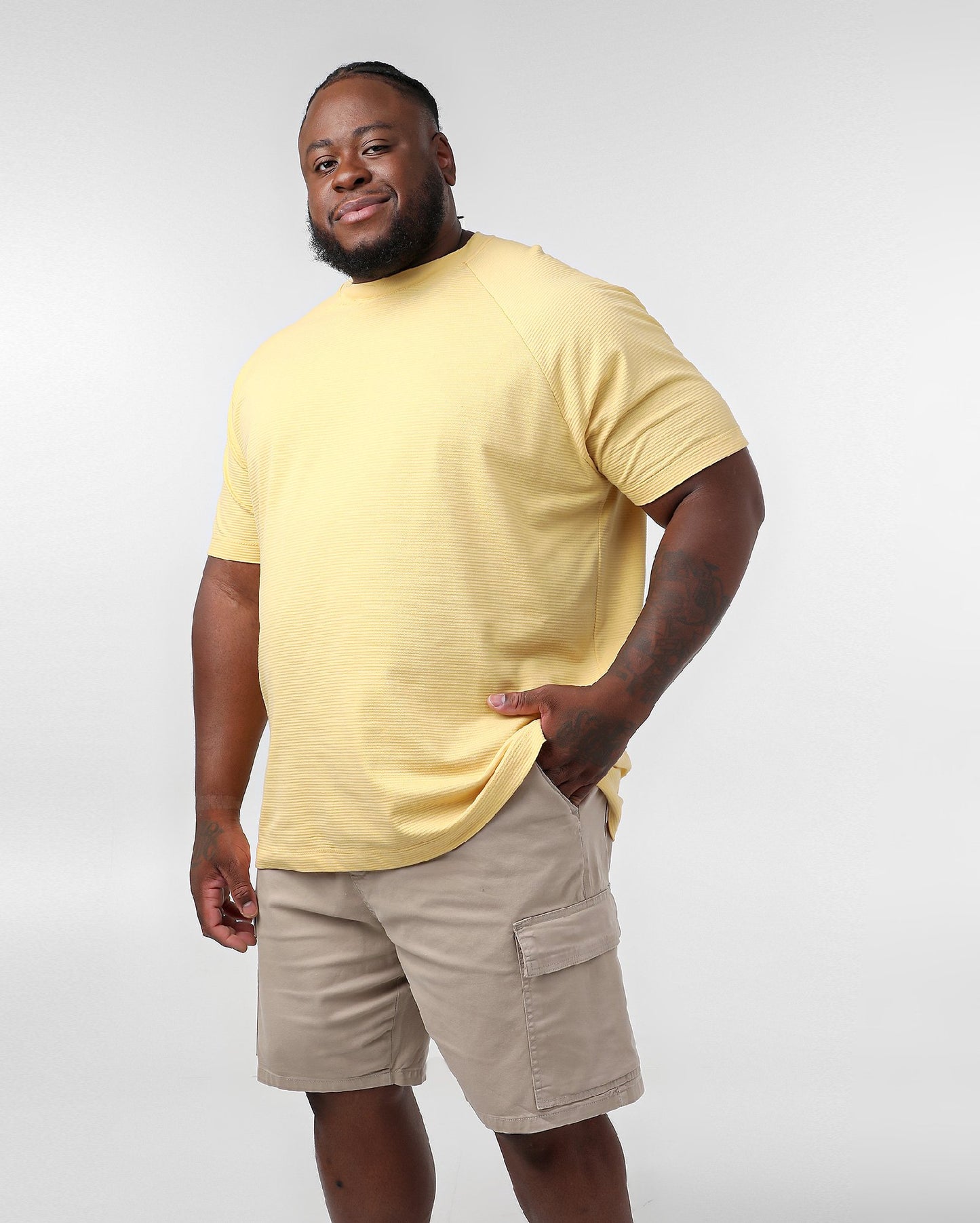 Shorts masculinos de sarja Cargo Plus Size com cós elástico em bege | Pool Jeans