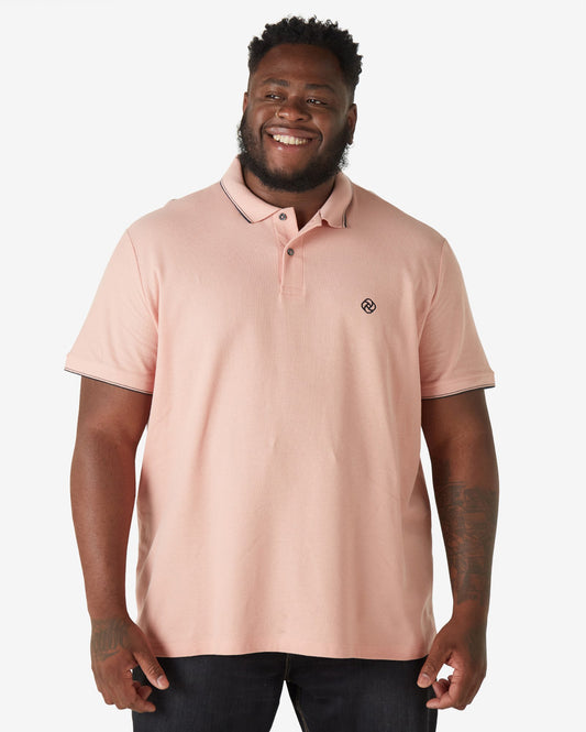 Camisa polo masculina de manga curta plus size em malha piquet rosa claro da Allman para Riachuelo