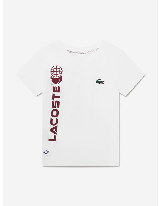 Camiseta branca com logotipo de tênis para meninos