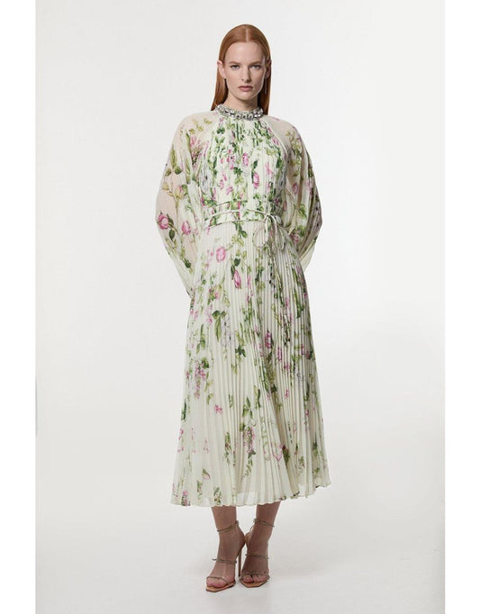 Maxivestido plisado de manga larga con adornos florales de esmalte y diamantes
