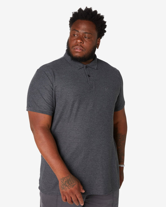 Camisa polo masculina de manga curta plus size em cinza-carvão - Original Plus da Riachuelo