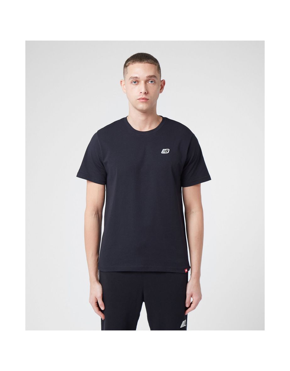 Camiseta masculina New Balance preta com logotipo pequeno
