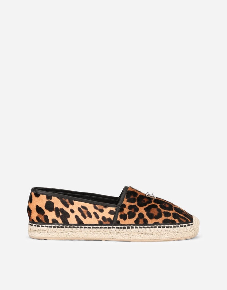 Alpargatas de pelo de potro con estampado de leopardo y placa de la marca