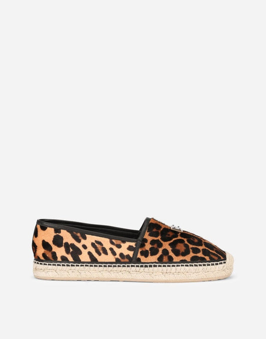 Alpargatas de pelo de potro con estampado de leopardo y placa de la marca