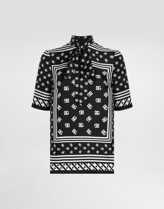 Blusa de seda con lazo, mangas cortas y logotipo DG estampado por toda la prenda
