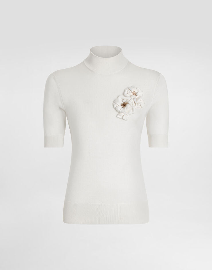 Jersey de seda con broche floral