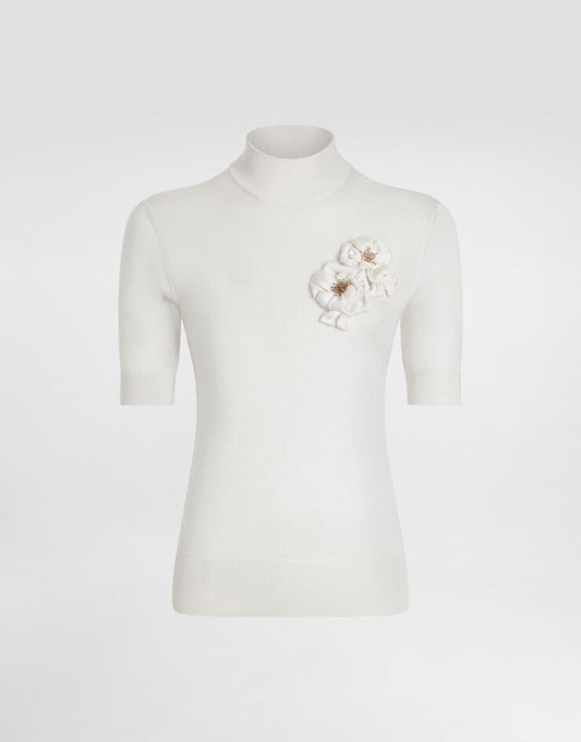 Jersey de seda con broche floral