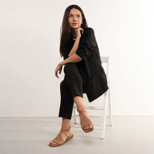 Sandália plana feminina Tanara com fivela e design trançado