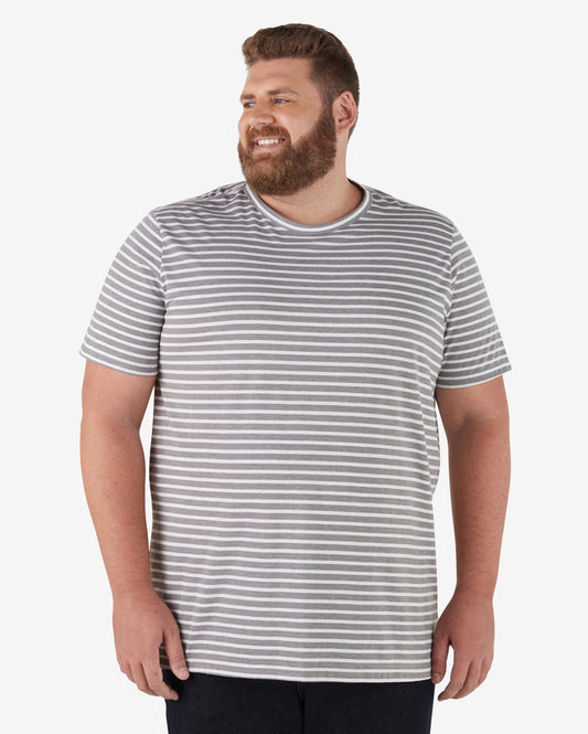 Camiseta masculina de manga curta listrada plus size em cinza-acinzentado