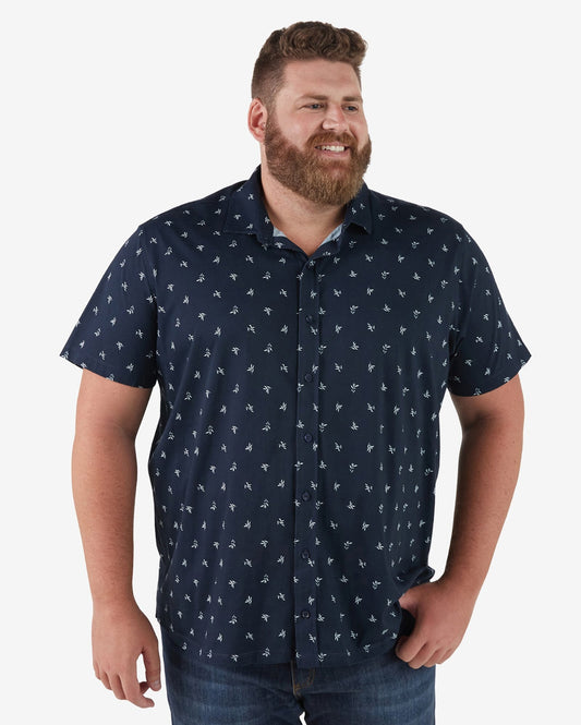 Camisa masculina de manga curta plus size com padrão de folhagem azul-marinho