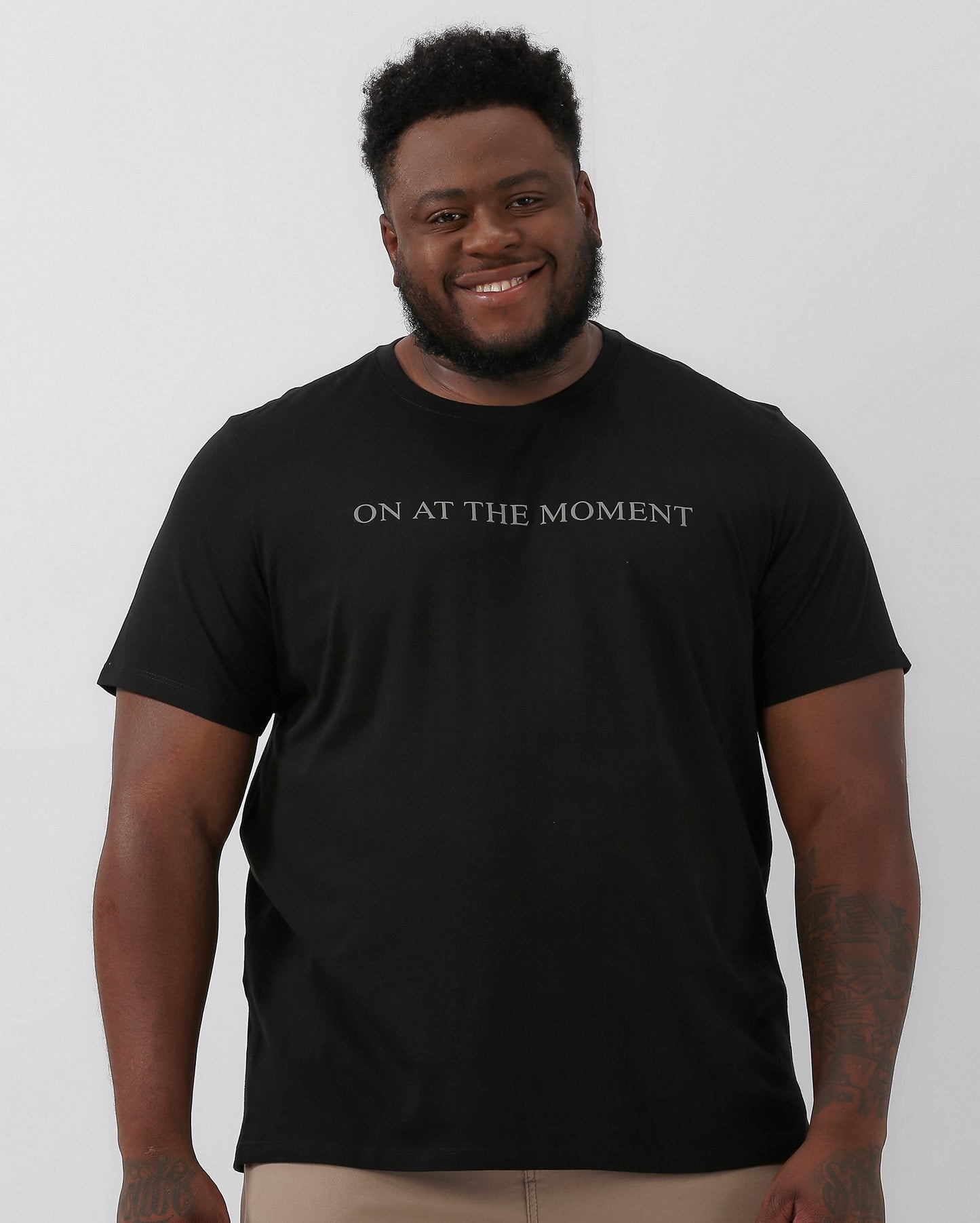 Camiseta masculina plus size preta com inscrição "In the Moment" | Allman By Riachuelo