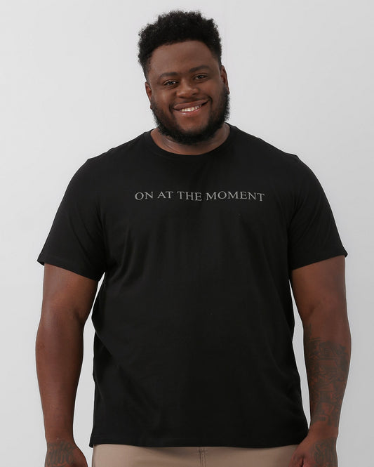 Camiseta masculina plus size preta com inscrição "In the Moment" | Allman By Riachuelo