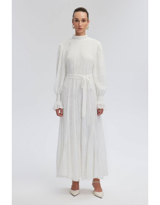 Vestido de renda com gola alta