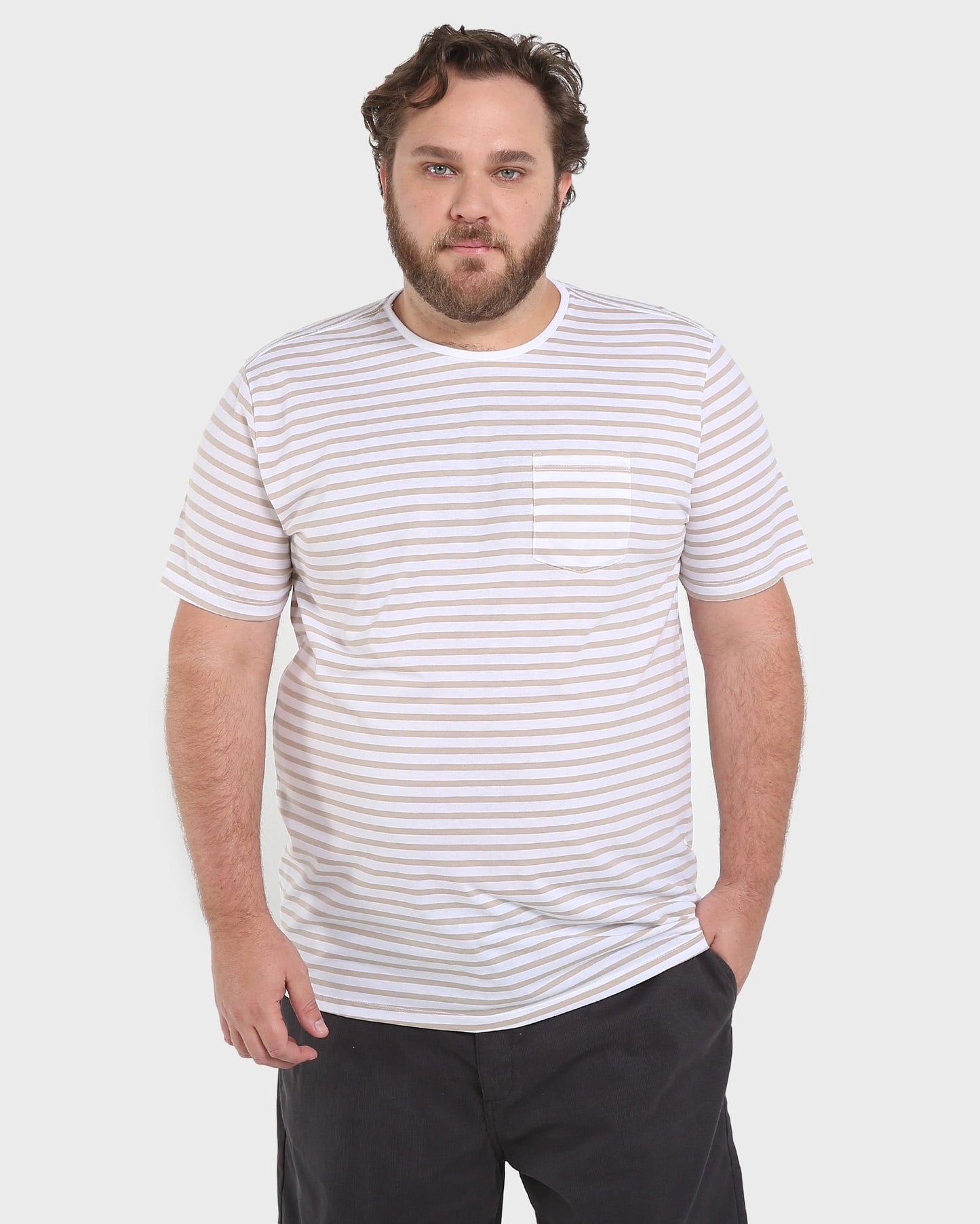 Camiseta plus size com bolso listrado