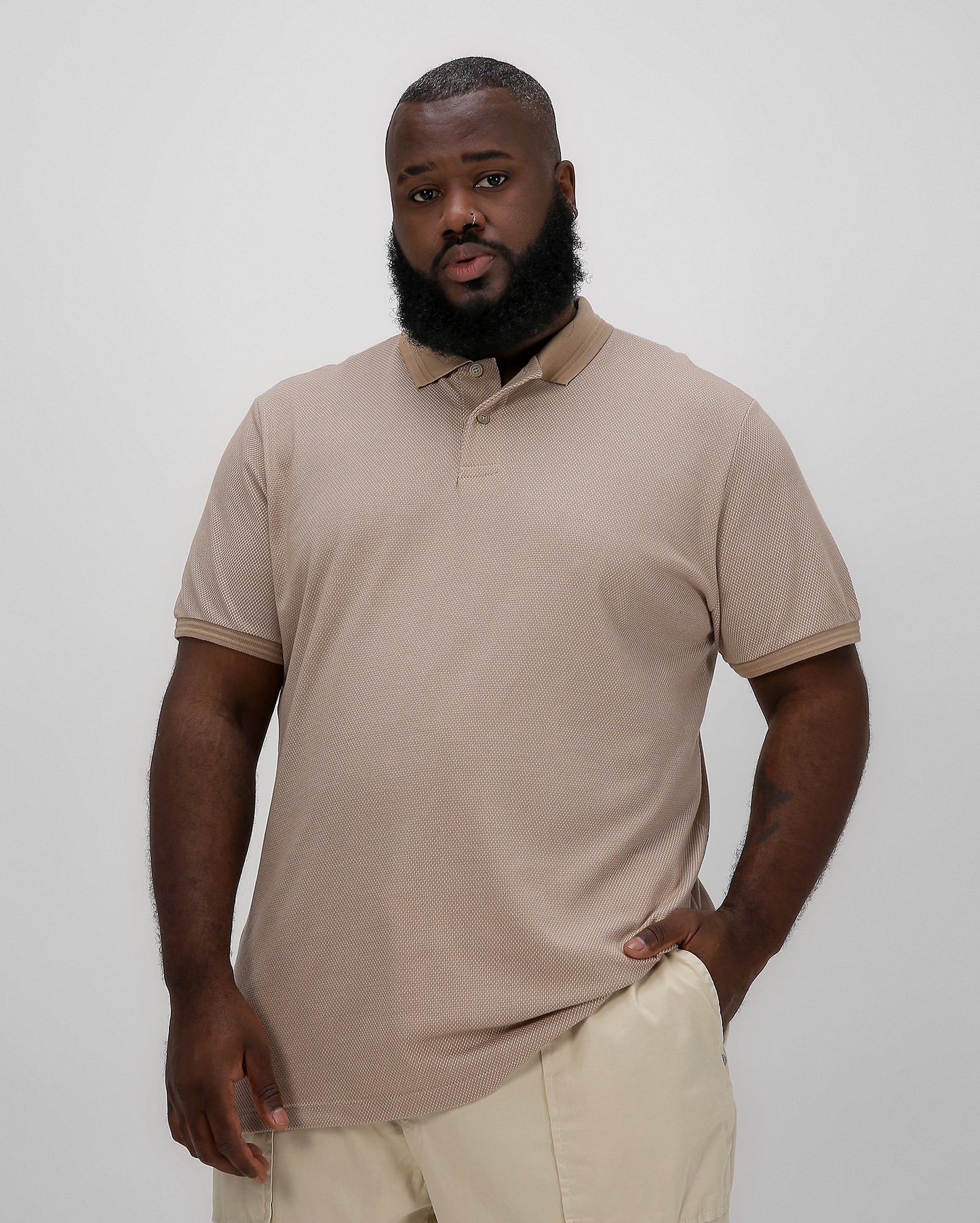 Camisa polo masculina plus size texturizada bege Allman By Riachuelo
