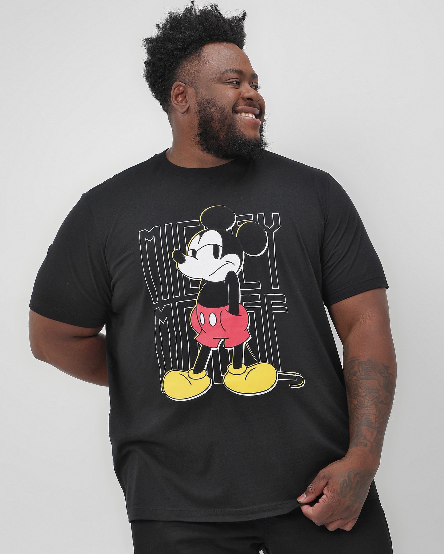 Camiseta masculina plus size preta com a mão do Mickey no bolso | Disney